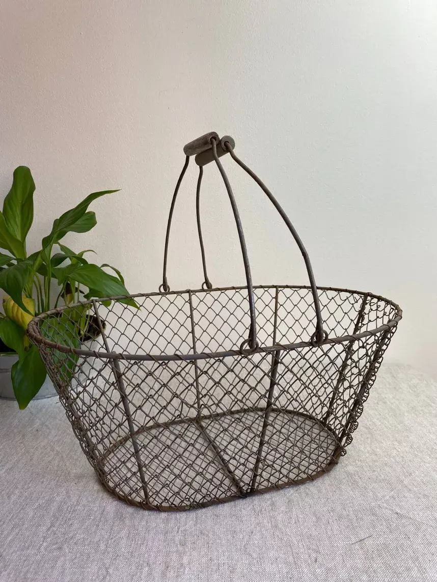 Ancien panier à récolte en métal filaire et poignées en bois vintage