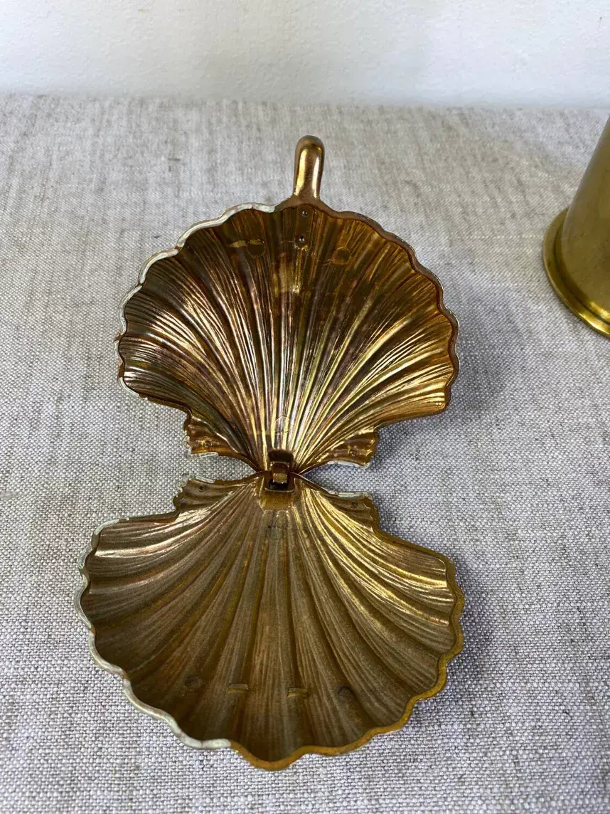 Miniature : Gros plan sur Coquille Saint Jacques en laiton doré vintage ouverte