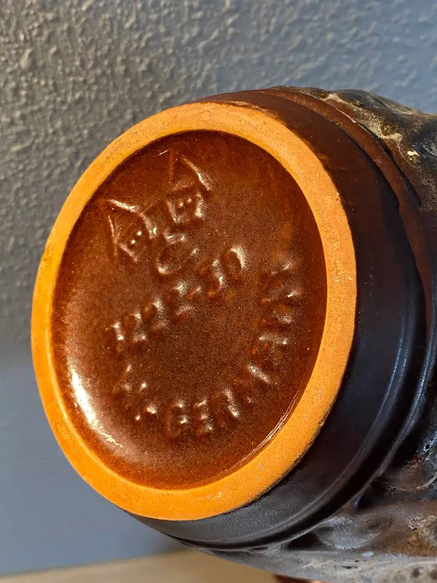Miniature : Gros plan sur base numéotée estampillé du Vase en céramique West Germany texturé tons bruns vintage