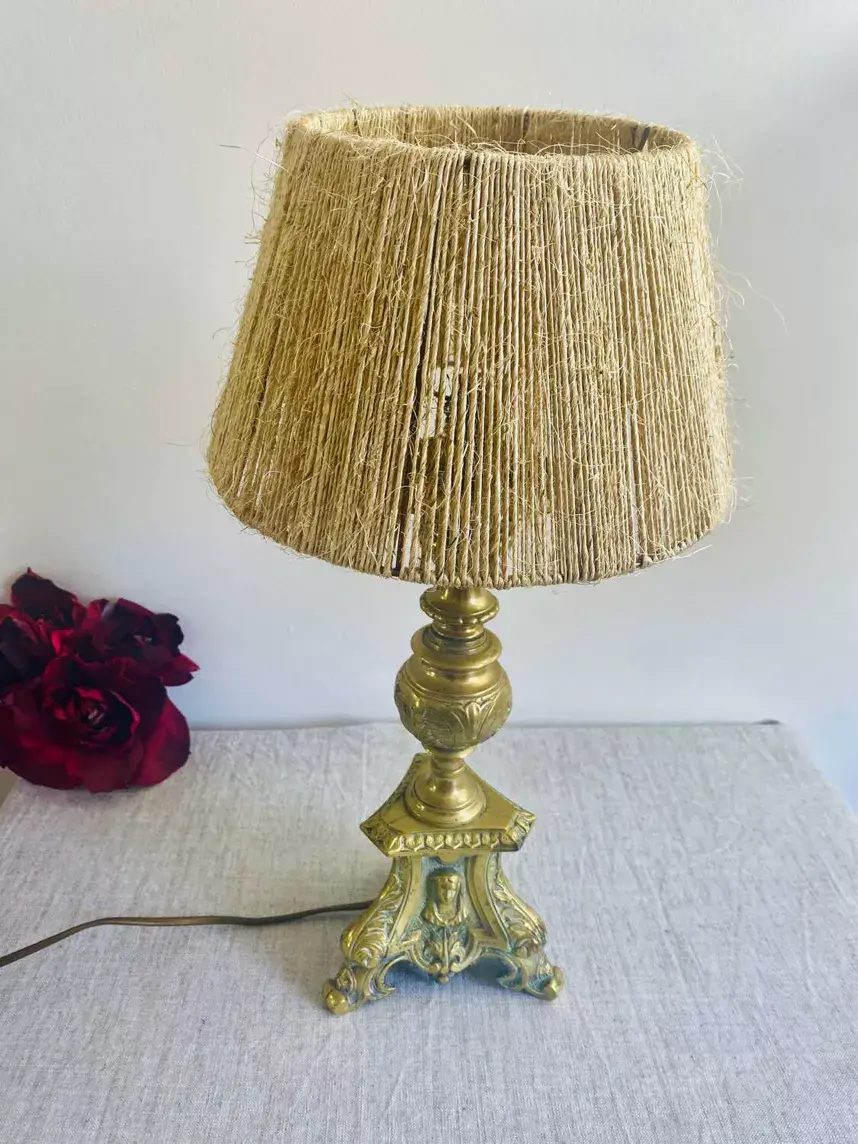 Pied de lampe ancien pique cierge en bronze doré vintage avec abat-jour en corde