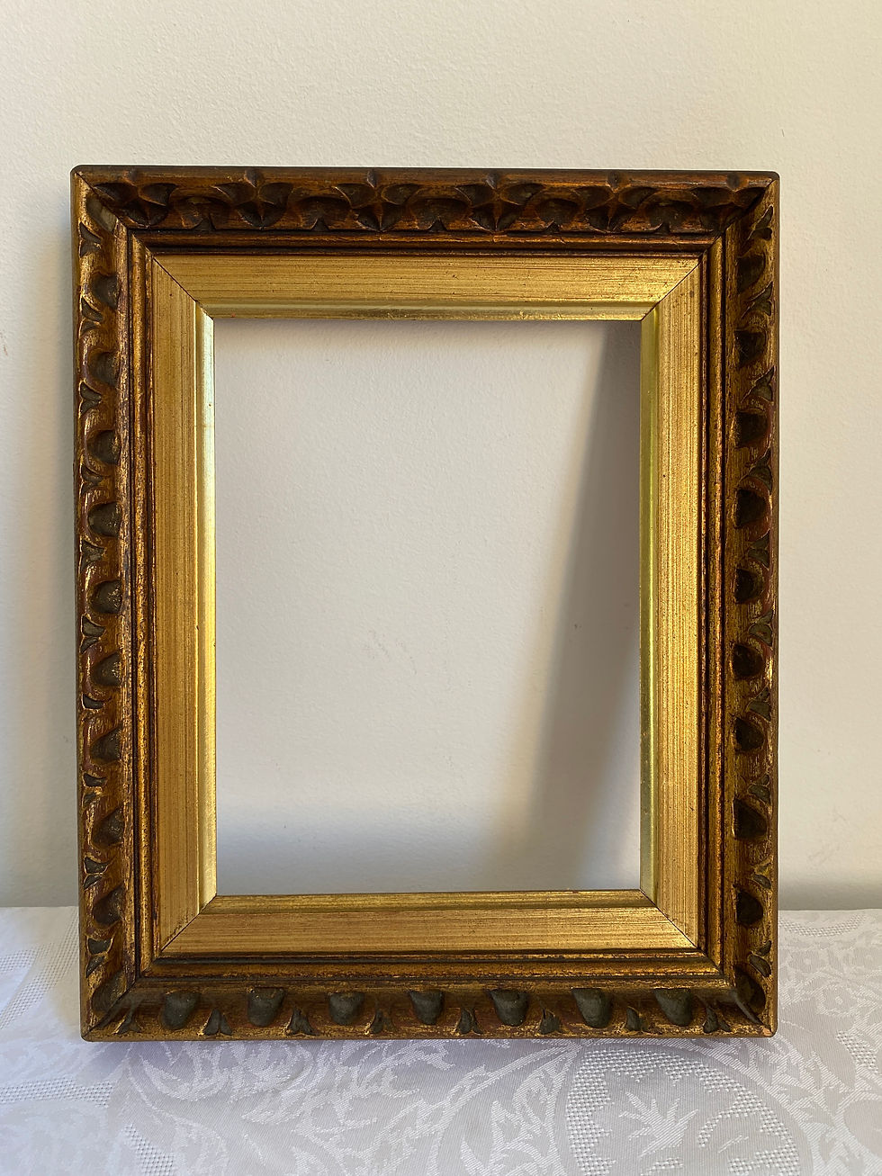 Cadre ancien en bois doré sculpté vintage