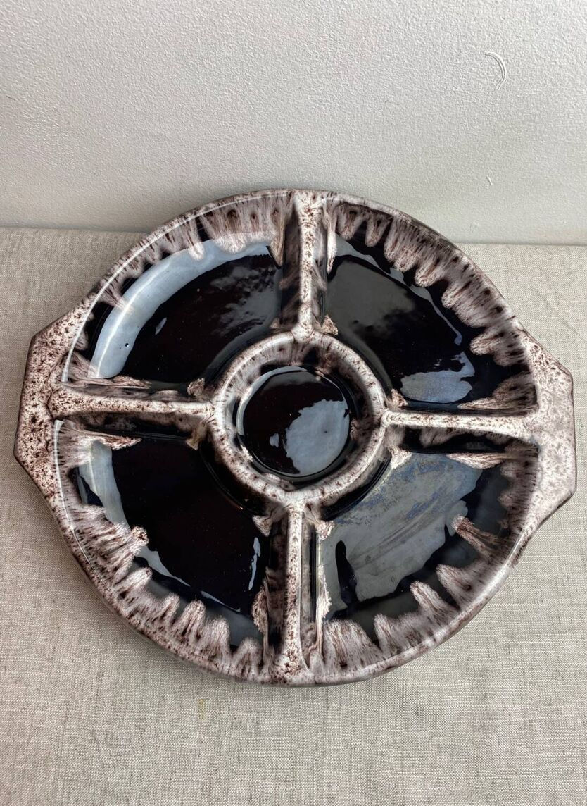 Plat compartimenté apéritif Marius Guigue en céramique Vallauris vintage vu de haut