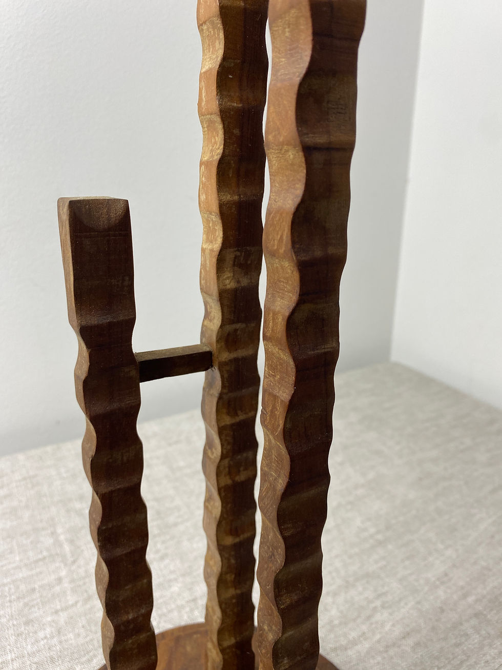 Miniature : Gros plan sur détails du bois des pieds du Cendrier brutaliste en bois vintage