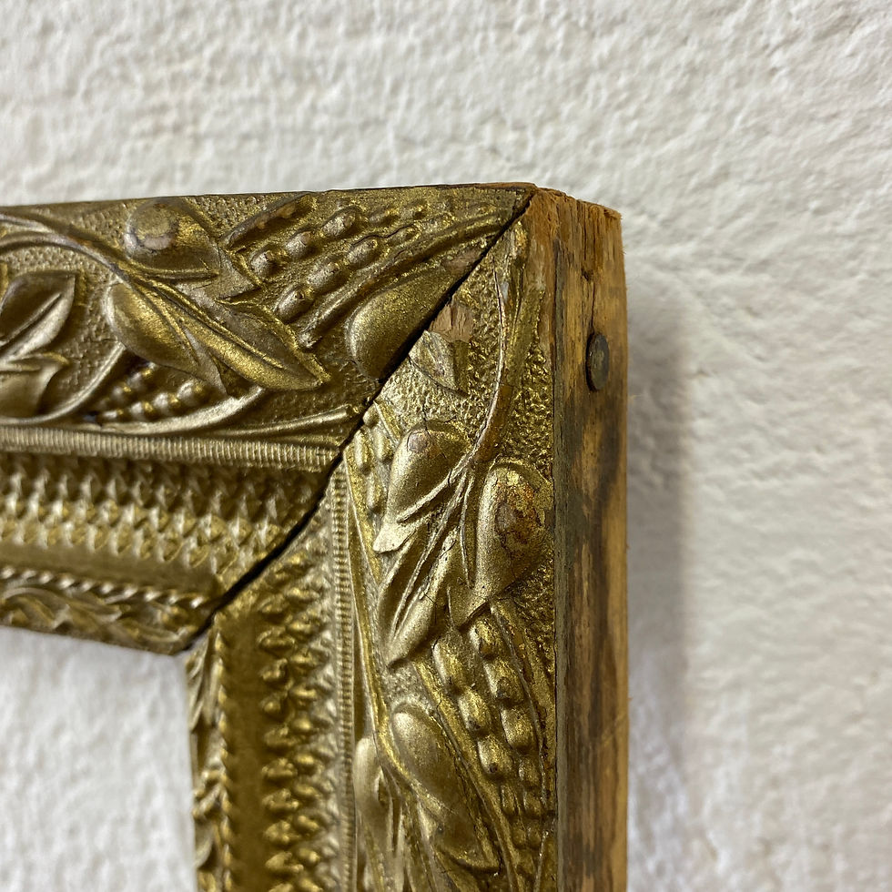 Miniature : Gros plan sur angle droit supérieur du Cadre ancien en bois et stuc doré vintage