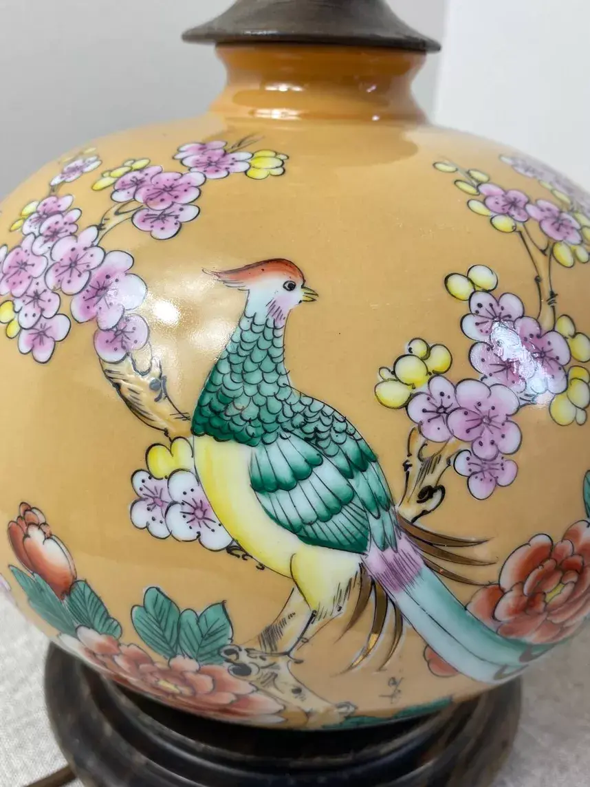 Miniature : Gros plan sur motifs floraux et paon du Lampe en céramique et bois vintage