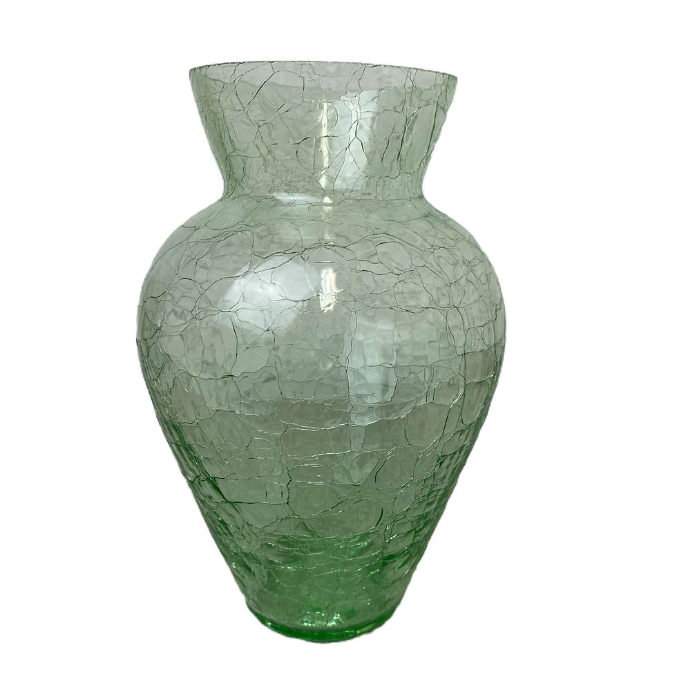 Vase en verre craquelé de couleur vert d'eau transparent vintage sur fond blanc
