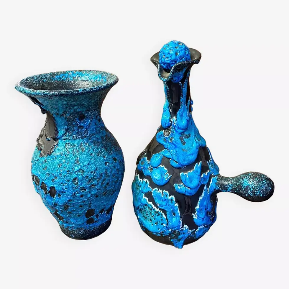 Ensemble de vase et pichet en émaux de cyclope type fat lava bleu et noir vintage sur fond blanc