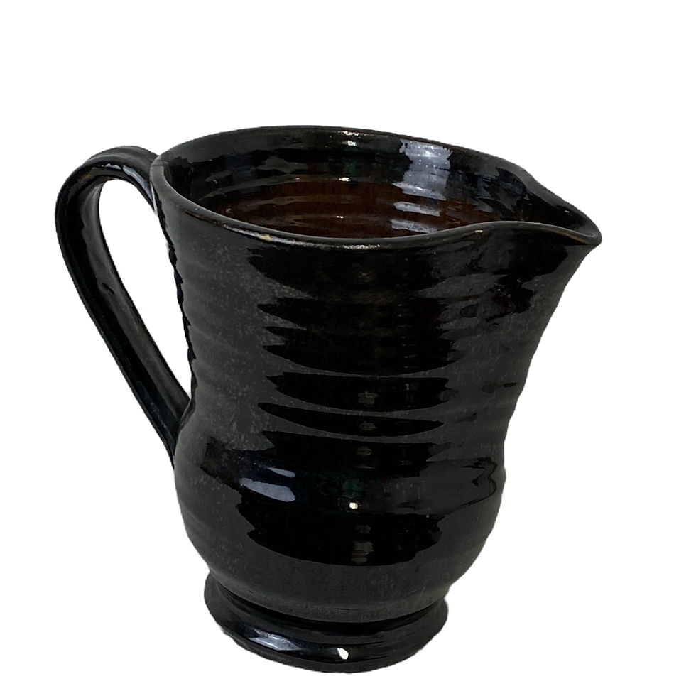 Pichet en terre cuite vernissée noir vintage sur fond blanc