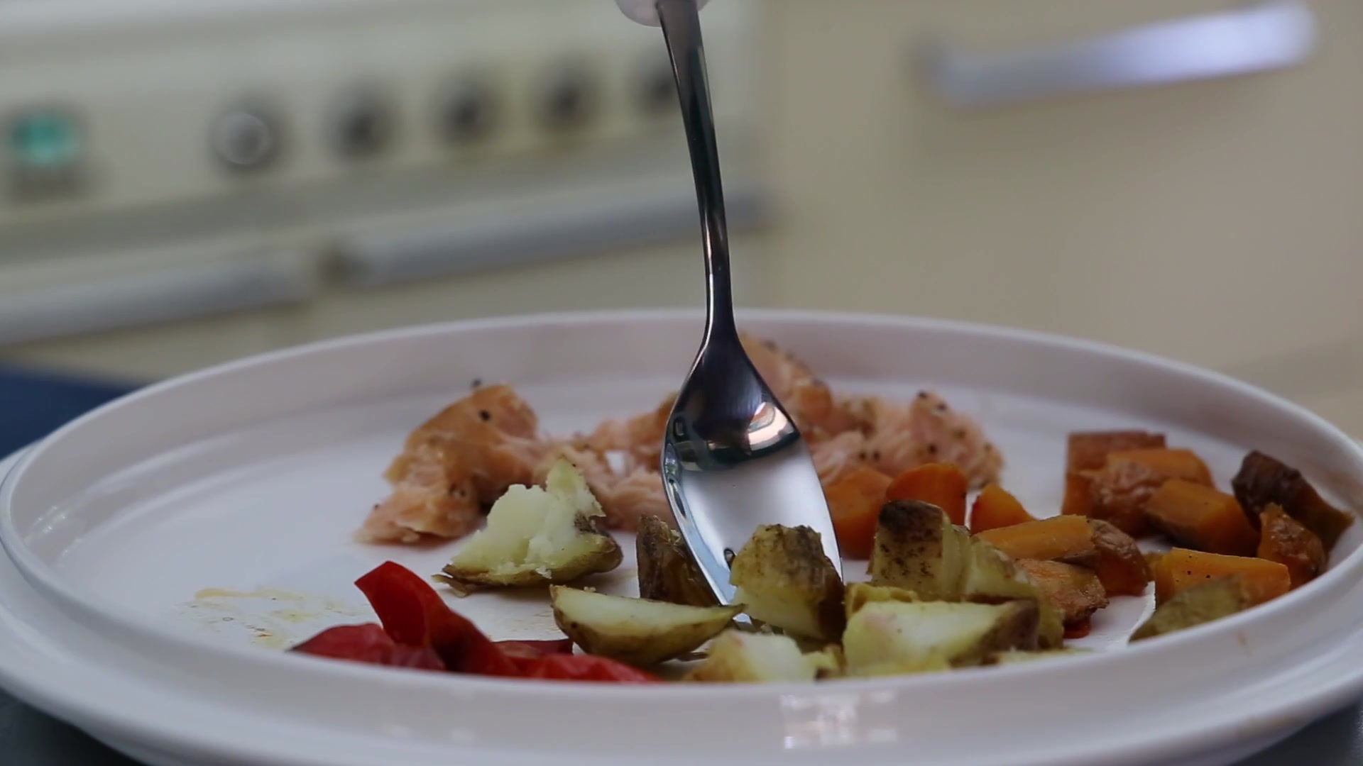 Video showing the range of Neater Cutlery and Crockery