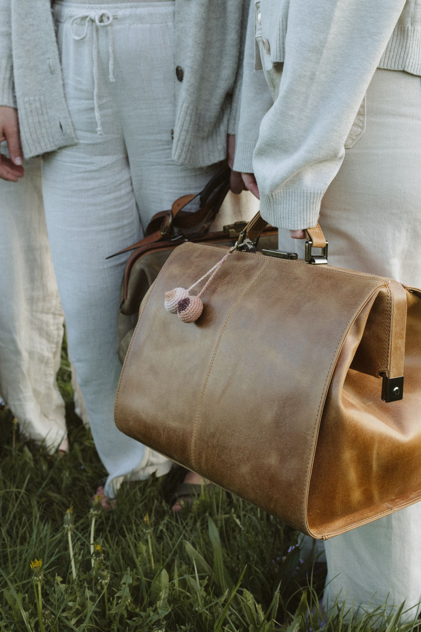 Hebammentasche, die von einer Hebamme getragen wird