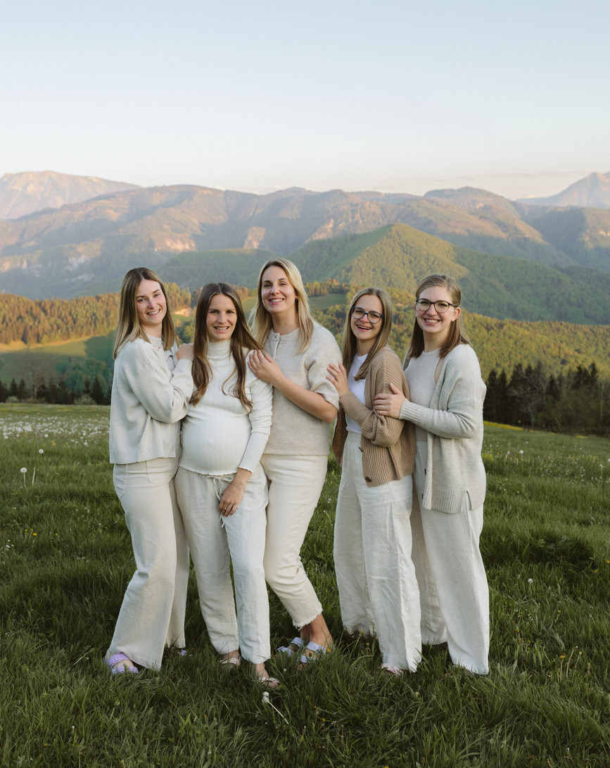 Team der Landhebammen im Mostviertel vor Bergkulisse