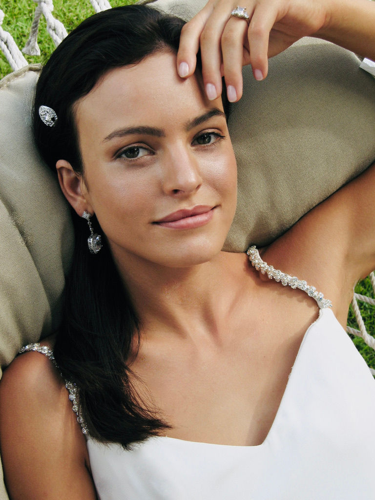 Sleek and Straight: Minimalist Bridal Hairstyles You’ll Love