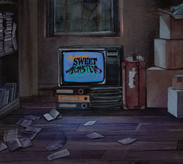 Décor délabré, des feuilles de livres éparpilles par terre devant une télé cathodique affichant le logo du groupe Sweet Monsters sur fond bleu.