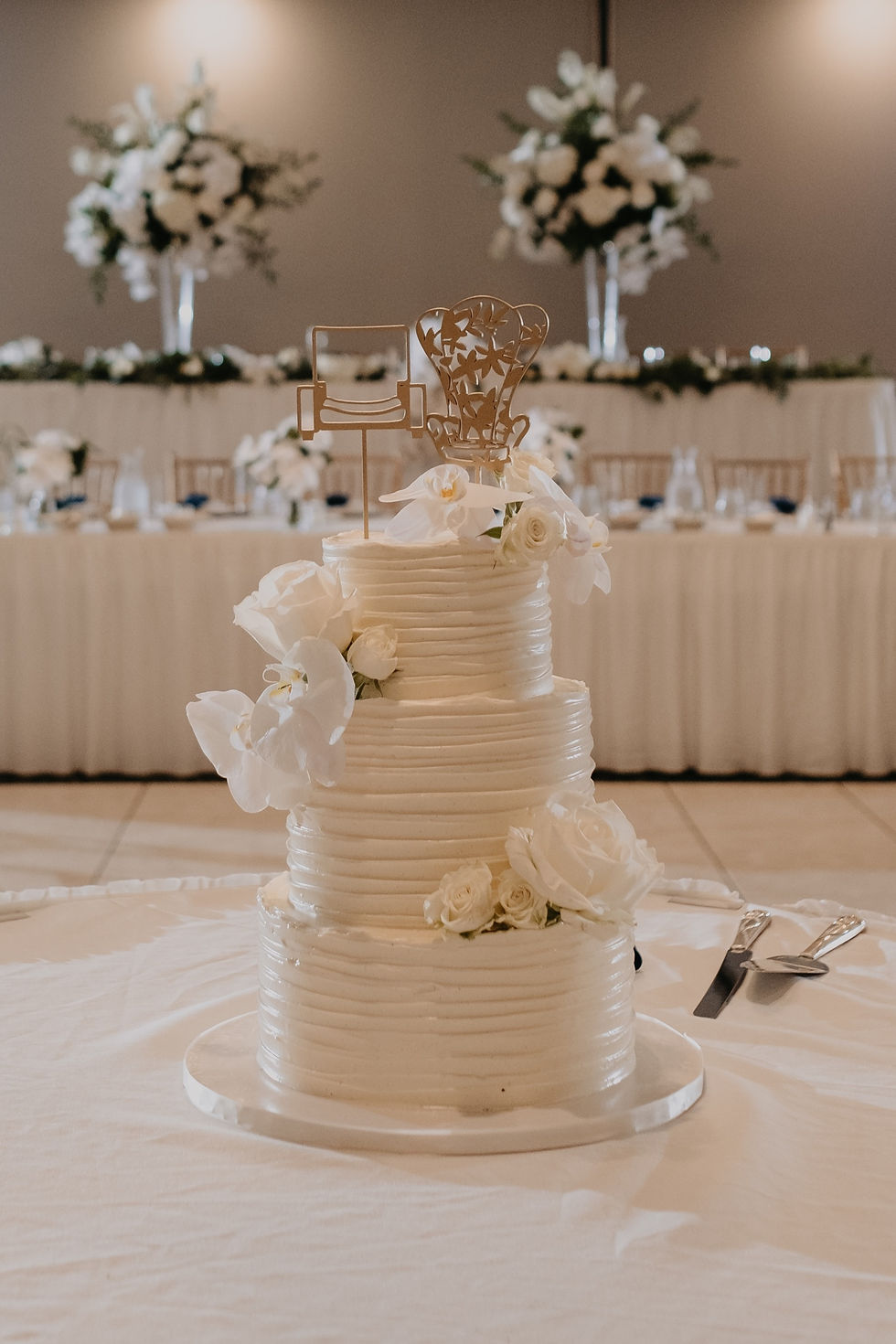 White wedding cake at Fern Hill Golf Club. Metro Detroit wedding photography by Nicole Leanne Photography