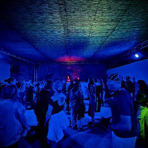 Ouverture de saison à l’Espace Croisière à Arles avec un DJ set de La Louuve, en partenariat avec Les Suds à Arles. Installation son et lumière iDzia pour une expérience immersive. Soirée culturelle festive réunissant musique électronique, scène émergente et public arlésien dans un lieu hybride dédié à la création et aux échanges.