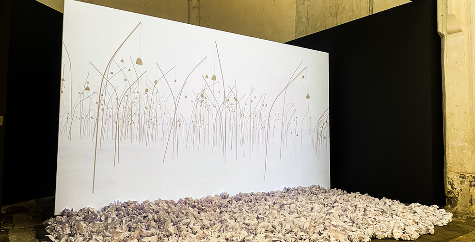 installation immersive, projection audiovisuelle, dessin contemporain, scénographie audiovisuelle, Église Sainte-Anne, Festival du Dessin Arles, collection Karmitz, Christian Boltanski, Animitas (blanc), création audiovisuelle, dialogue avec l’architecture du lieu, vidéo conçue par iDzia