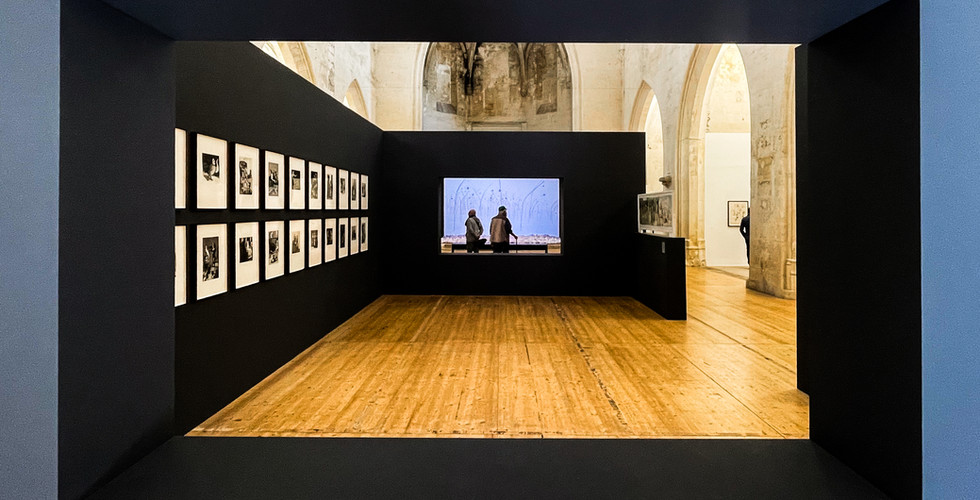 installation immersive, projection audiovisuelle, dessin contemporain, scénographie audiovisuelle, Église Sainte-Anne, Festival du Dessin Arles, collection Karmitz, Christian Boltanski, Animitas (blanc), création audiovisuelle, dialogue avec l’architecture du lieu, vidéo conçue par iDzia