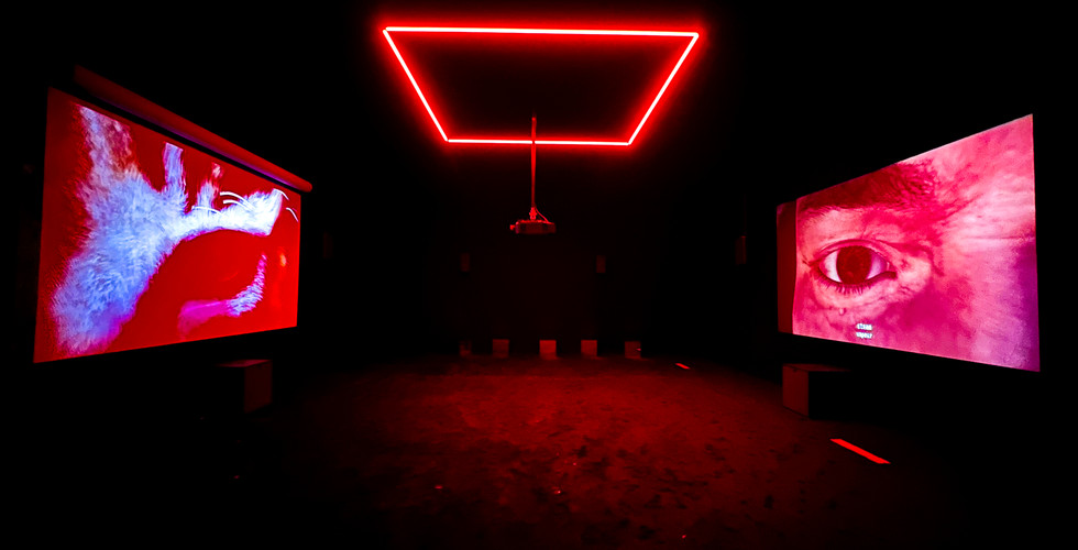 Ho Tzu Nyen’s immersive installation “Spectral Day and Strange Tales,” presented at the LUMA Foundation in Arles in the Mécanique Générale space, combines video projections, sound installations, and architectural lighting, with technical production by iDzia.