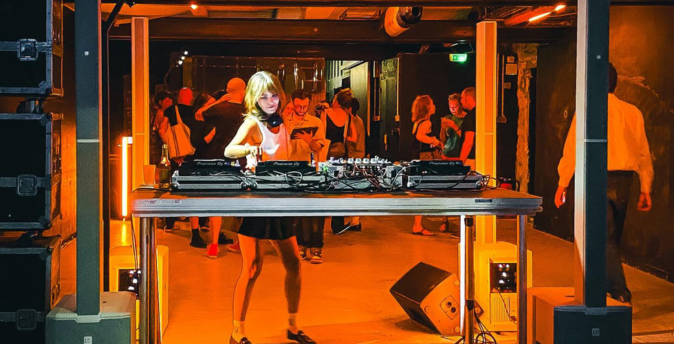 une DJ un événement concert