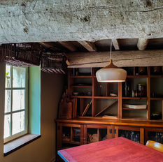 Vue de l'intérieur du restaurant La Chassagnette à Arles, où iDzia a mis en œuvre une intégration sonore discrète grâce à des enceintes encastrées et une sonorisation invisible préservant l'esthétique du lieu gastronomique.