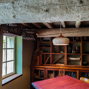 Vue de l'intérieur du restaurant La Chassagnette à Arles, où iDzia a mis en œuvre une intégration sonore discrète grâce à des enceintes encastrées et une sonorisation invisible préservant l'esthétique du lieu gastronomique.