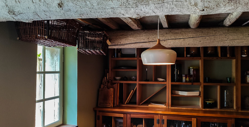 Vue de l'intérieur du restaurant La Chassagnette à Arles, où iDzia a mis en œuvre une intégration sonore discrète grâce à des enceintes encastrées et une sonorisation invisible préservant l'esthétique raffinée du lieu gastronomique.