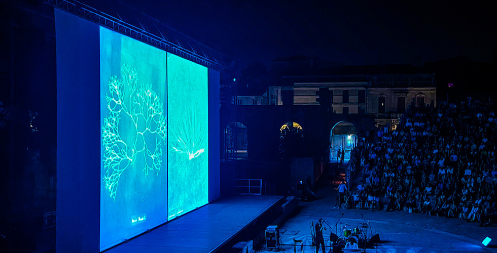 Installation son, lumière et vidéo iDzia au Théâtre Antique d'Arles pour les Rencontres de la Photographie 2026
