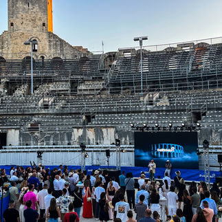 Installation audiovisuelle iDzia aux Arènes d’Arles pour accompagner les performances artistiques et les temps forts de la soirée des 20 ans de DeliDrinks.