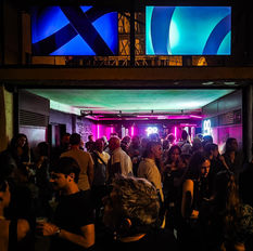 Vue de l'entrée du garage ou se déroule la soirée DJ