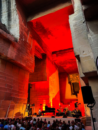 Scène musicale des Carrières des Lumières avec mise en lumière et dispositif sonore installé par iDzia