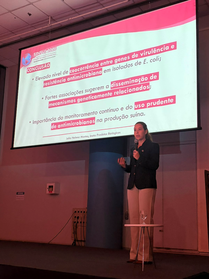 Imagem de Apresentação do trabalho intitulado “COOCORRÊNCIA DE GENES DE VIRULÊNCIA E RESISTÊNCIA ANTIMICROBIANA EM Escherichia coli ISOLADAS DE LEITÕES COM DIARRÉIA” no SINSUI 2026. Trabalho apresentado de forma oral pela Gerente Técnica – Suínos, Julia Helena Montes.