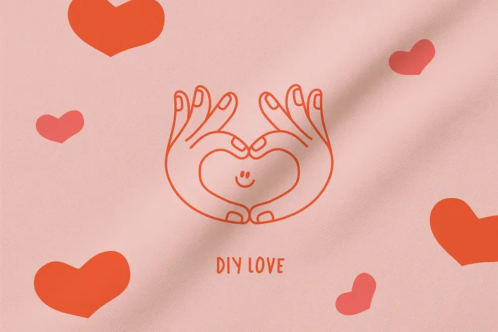 Miniaturbild: Handgedrucktes Muster mit dem DIY Love Motiv mit Siebdruck Sieb auf Textil