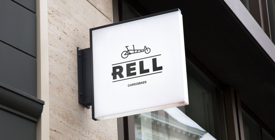 Foto einer Ladenbeschriftung mit dem Logo von RELL Cargo Bikes