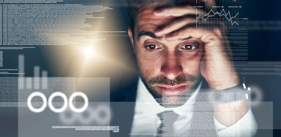 Hombre mirando pantallas digitales superpuestas con gesto de agotamiento, representando la sobreinformación y la pérdida de foco en equipos de trabajo.