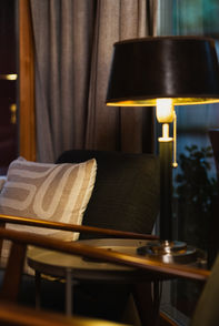 Close-upfoto van de comfortabele stoelen, ideaal om te genieten van een goed boek.