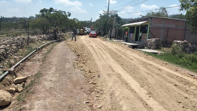 En Sicatacare y Nueva Arcadia pavimentan tramos carreteros