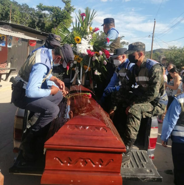 En Reitoca Francisco Morazán, sepultan restos mortales de joven policía que murió en accidente vial