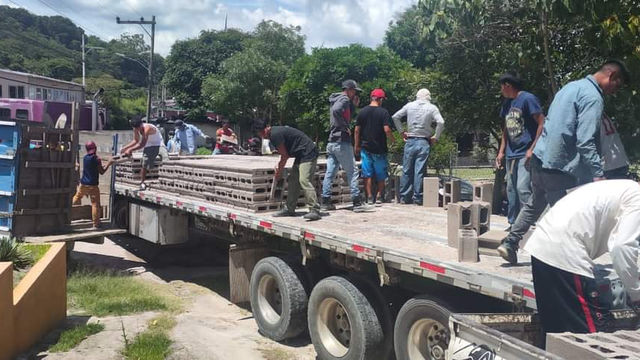 CEPUDO y Alcaldía de Santa Ana F.M. trasladan materiales para la construcción de cinco casas