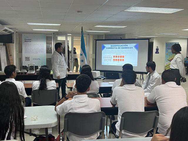 Jóvenes de Informática conocen los avances e innovación en las área tecnológicas de la Robótica, Impresión 3D, Realidad Virtual y Procesos Industriales Químicos