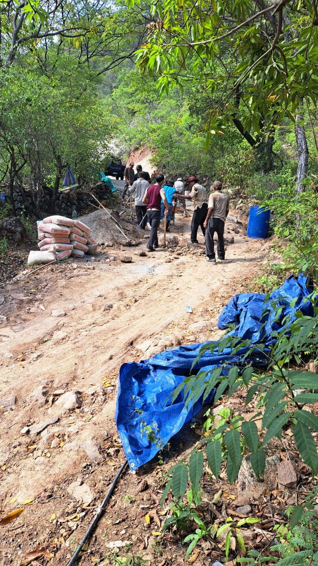 En Las Mesitas, Moradores casi terminan calle pavimentada, pero ya no tienen material solo el deseo