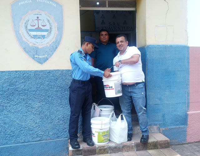 Regidor de Sanbuena gestiona donación de pintura para edificio policial y señalización vial