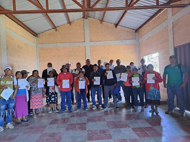 Alcalde Santa Ana llega a entregar ayuda económica a moradores de La Montaña de Izopo