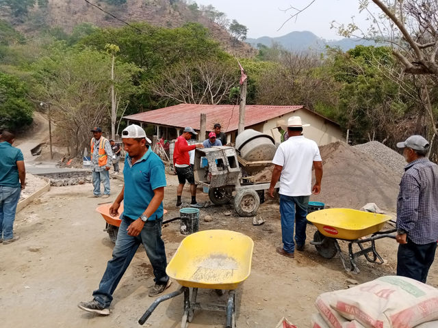 Municipalidad de San Miguelito pavimemta tramo carretero en la comunidad de Santa Martha
