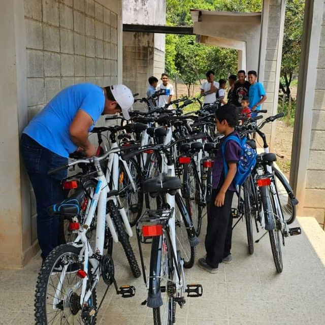 Visión Mundial entrega bicicletas y kit escolares a niños y jóvenes de aldea de Ojojona, F.M.