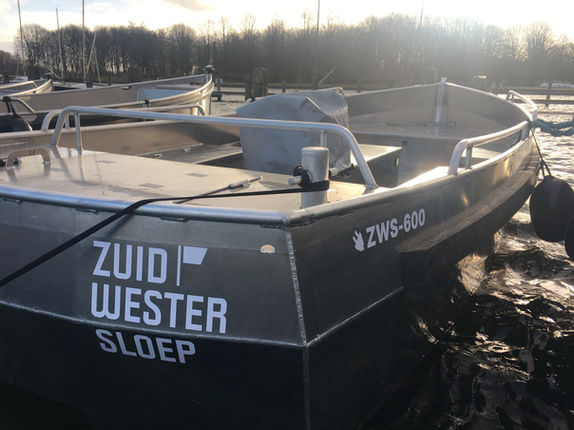 Jong gebruikte elektrische aluminium sloepen bij de ZuidWesterSloep Steiger