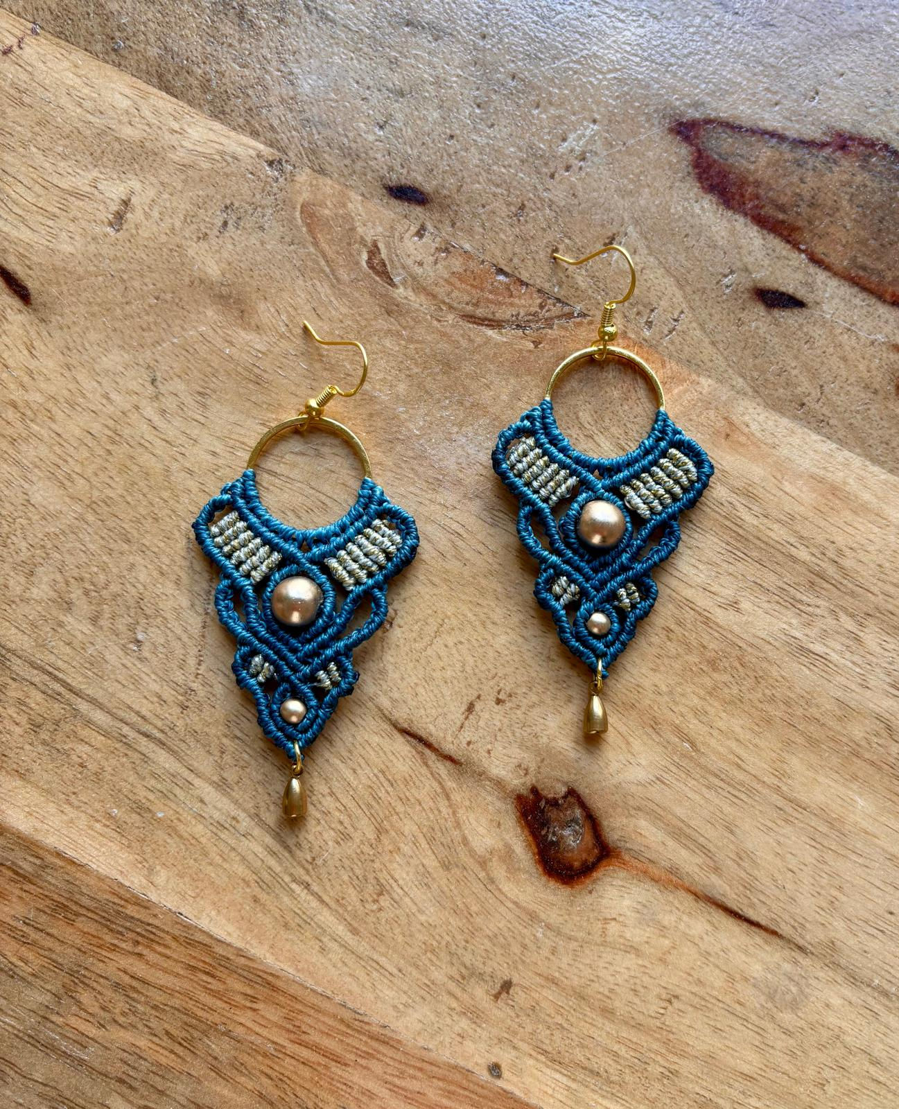 Pendientes boho artesanales de macramé turquesa