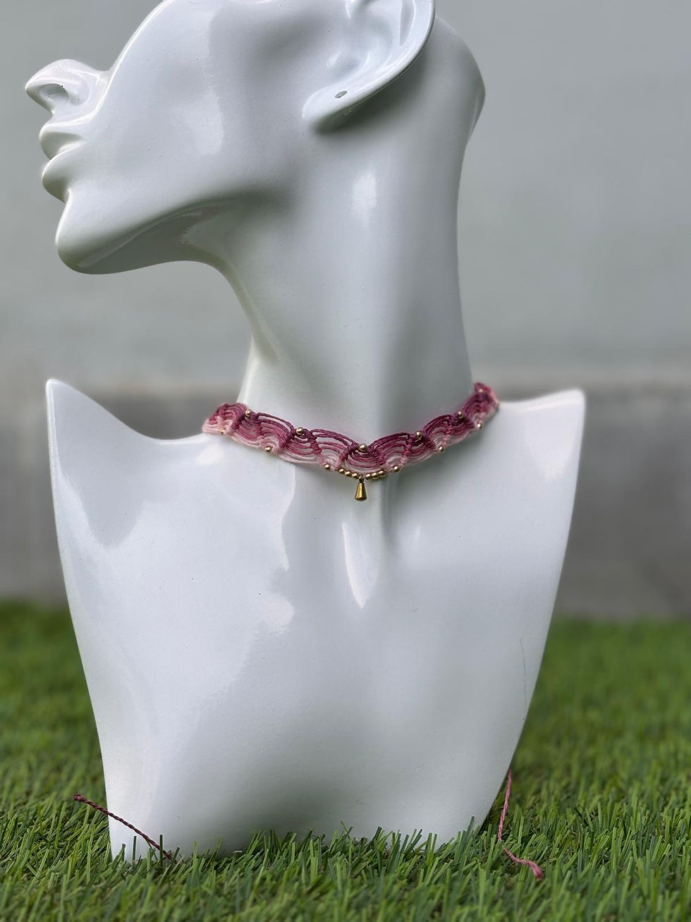 Miniatura: Choker de micromacramé en tonos rosa y morado con detalles dorados