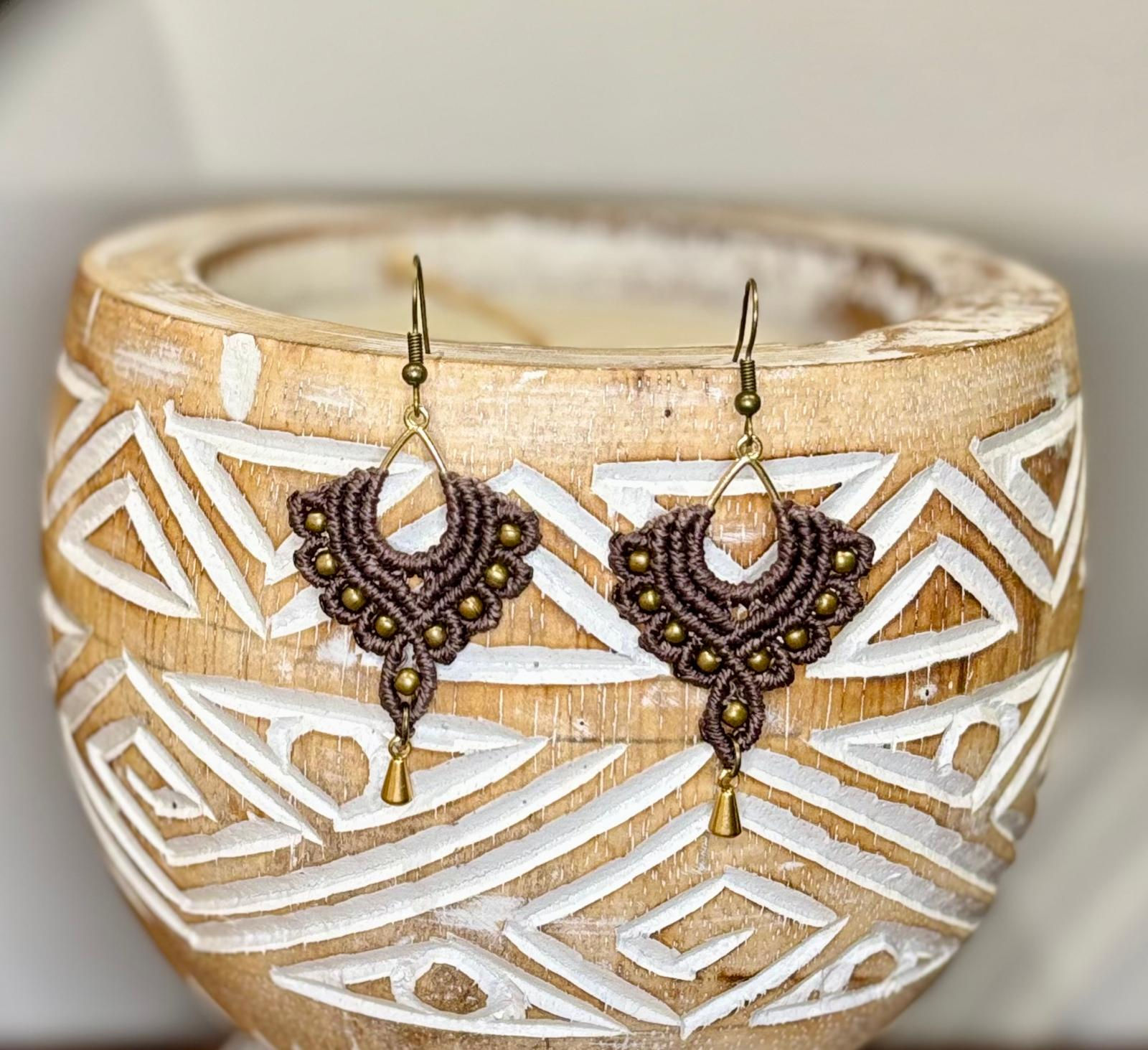 Boucles d'oreilles bohèmes marron chocolat avec détails en bronze