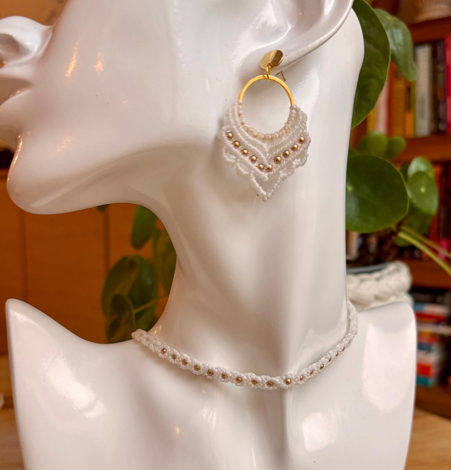 Conjunto boho blanco de macramé con detalles dorados – Pendientes y choker