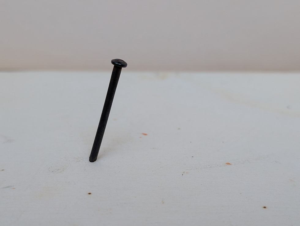 מסמר תקוע עקום על לוח עץ כמטפורה לאי הצלחה